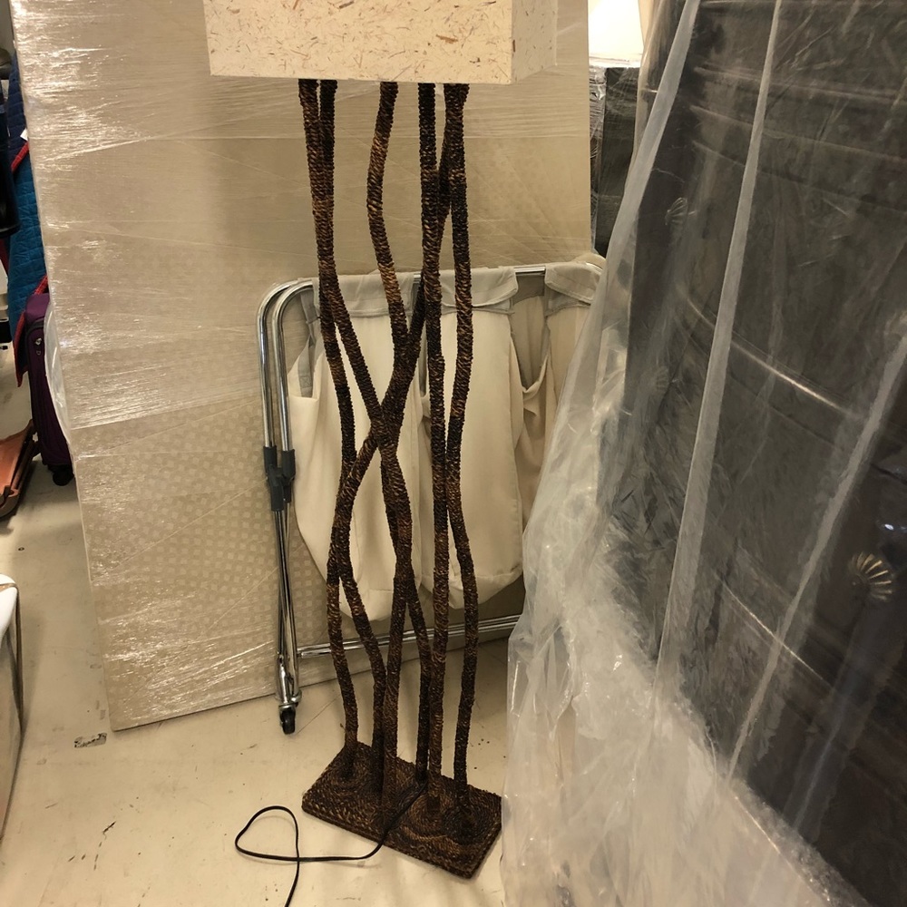 AFRICAN STYLE WOOD FRINGE LAMP